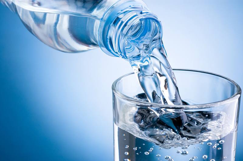 ¿Por qué beber agua tibia?